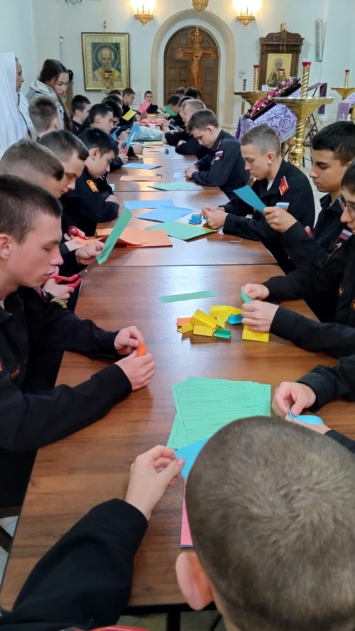 Московские суворовцы регулярно трудятся в храме преподобного Серафима Саровского в Раево для нужд фронта