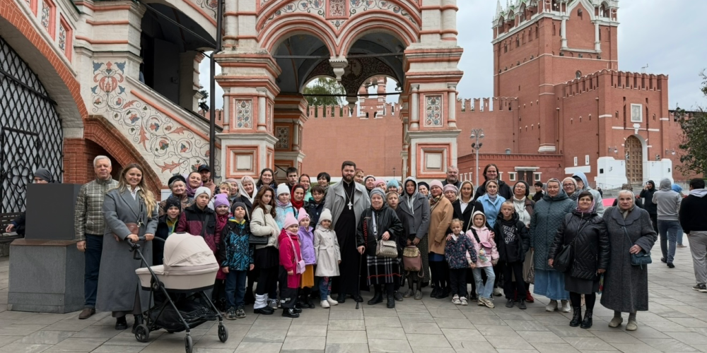 Храм Василия Блаженного посетили прихожане храма священномученика Владимира, митрополита Киевского и Галицкого в Свиблове