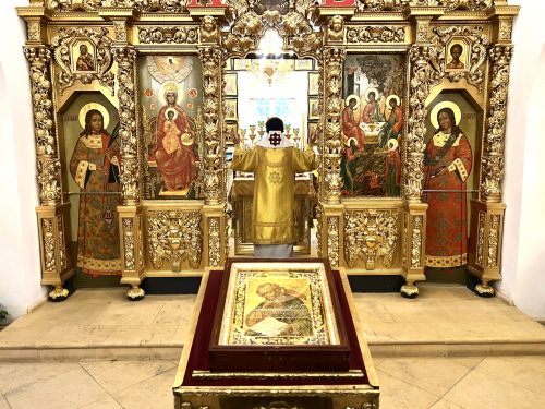Митрополит Арсений совершил Божественную литургию в храме Живоначальной Троицы в усадьбе Свиблово