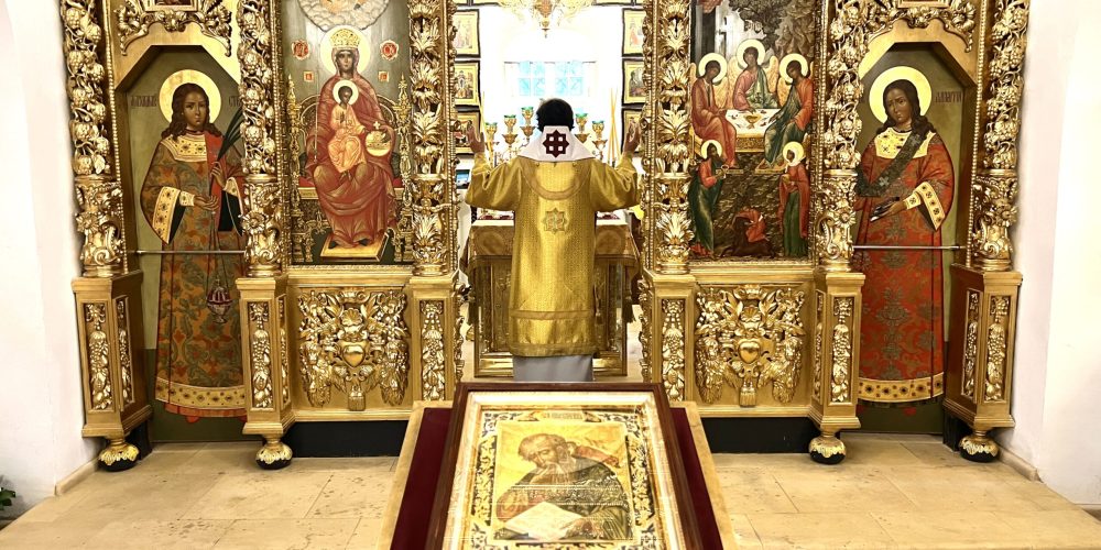 Митрополит Арсений совершил Божественную литургию в храме Живоначальной Троицы в усадьбе Свиблово