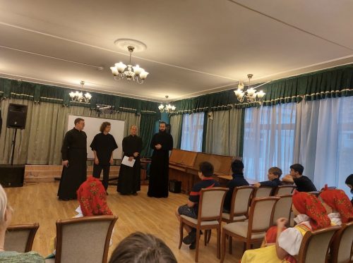 Мужской хор храма Живоначальной Троицы в Останкино выступил в семейном Центре «Алые паруса»