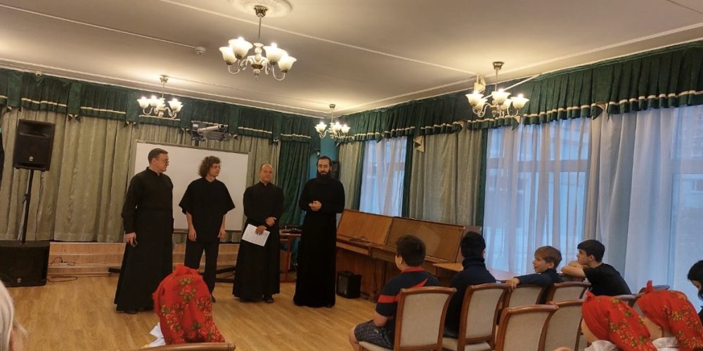 Мужской хор храма Живоначальной Троицы в Останкино выступил в семейном Центре «Алые паруса»