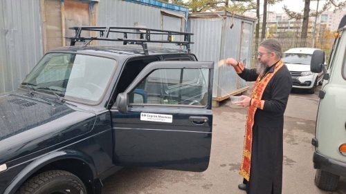 Храм иконы Божией Матери «Живоносный источник» в Бибиреве освятил два автомобиля для зоны СВО
