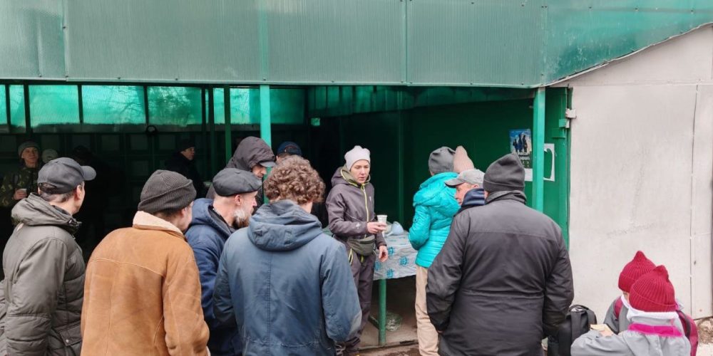 Воспитанники воскресной школы при храме Ризоположения в Леонове на каникулах присоединились к кормлению бездомных