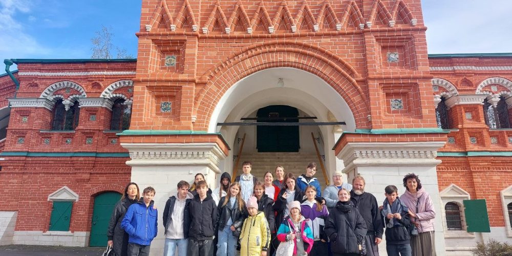 Воспитанники Центра содействия семейному воспитанию «Алые паруса» посетили храм Живоначальной Троицы в Останкино