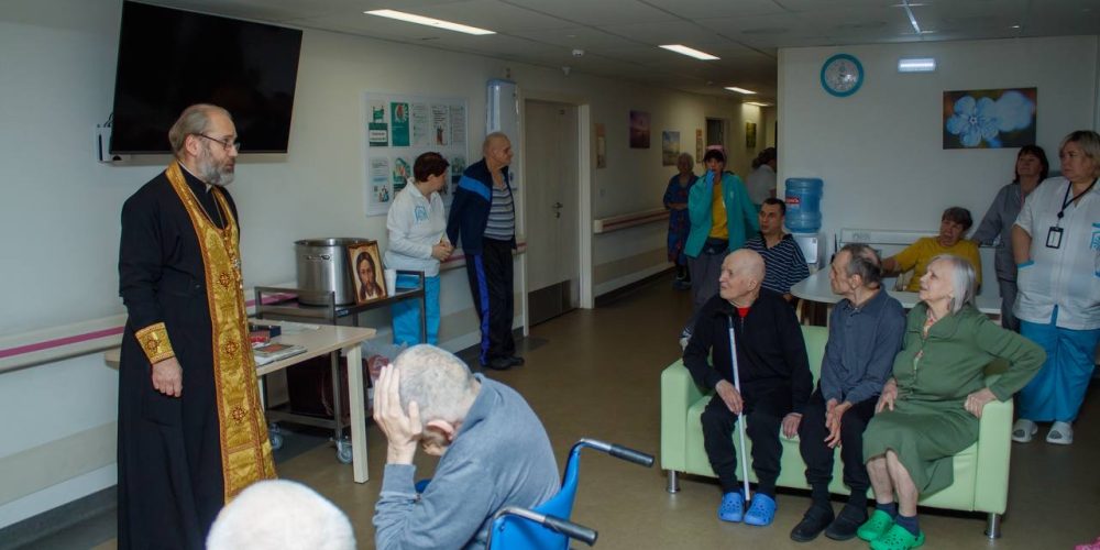 Клирик храма святых мучеников Адриана и Наталии в Бабушкине посетил жителей социального дома«Ярославский»