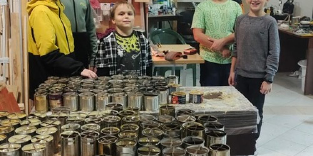 Юные участники кружка «Мастер на все руки» храма иконы Божией Матери «Неопалимая Купина» в Отрадном изготовили партию окопных свечей для отправки в зону СВО