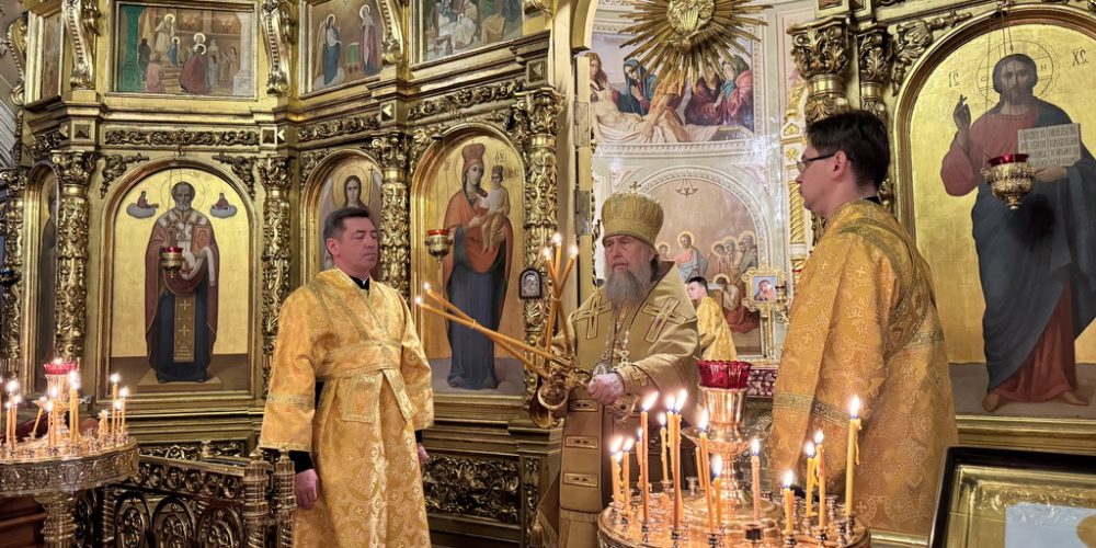 В первое воскресенье Рождественского поста митрополит Казахстанский Александр совершил Литургию в храме Представительства Митрополичьего округа в Москве