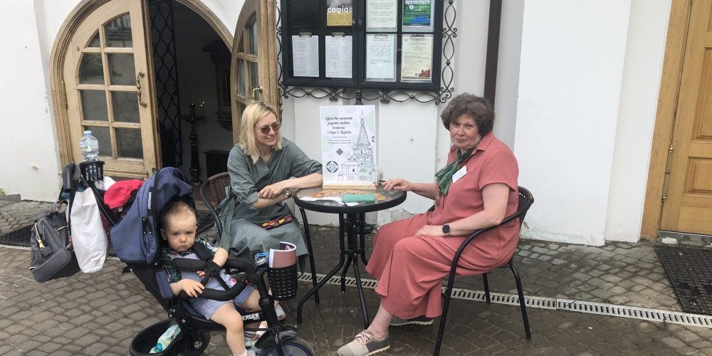 Дежурство миссионеров-катехизаторов в храме Покрова Пресвятой Богородицы в Медведкове