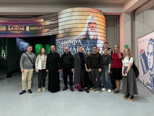 Молодежь храма Тихвинской иконы Божией Матери в Алексеевском осмотрела выставку «Голгофа Патриарха Тихона»