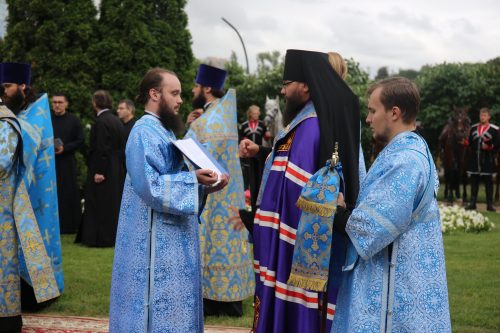 Состоялся праздничный молебен святым мученикам Флору и Лавру у храма-часовни святителя Василия Великого на ВДНХ