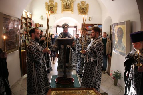 Архиепископ Егорьевский Матфей совершил утреню с чтением Великого канона преподобного Андрея Критского в храме Троицы Живоначальной в Усадьбе Свиблово