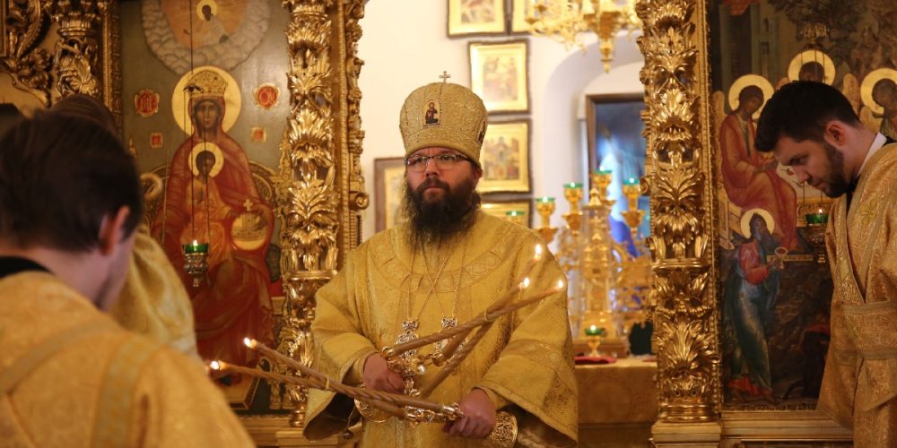 Архиерейское богослужение в храме Живоначальной Троицы в Усадьбе Свиблово