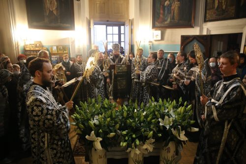 В канун Великой Субботы архиепископ Егорьевский Матфей совершил утреню с чином погребения в храме Владимирской иконы Божией Матери в Виноградове
