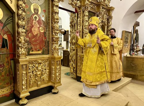 В канун Недели 23-й по Пятидесятнице митрополит Арсений возглавил всенощное бдение в храме Живоначальной Троицы в усадьбе Свиблово