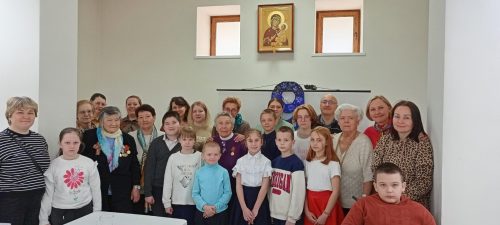 В храме святых равноапостольных Мефодия и Кирилла в Ростокине дети устроили праздник Победы для ветеранов