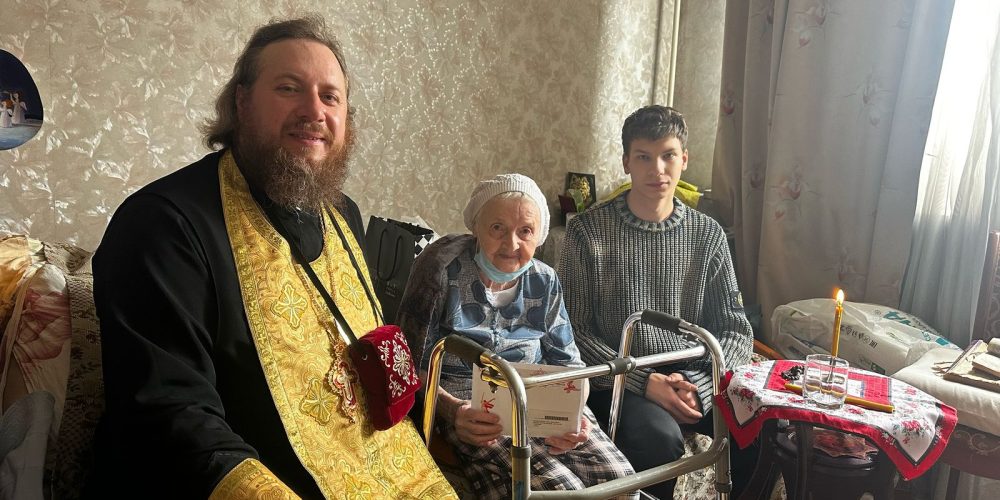 Клирик храма иконы Божией Матери «Нечаянная Радость» в Марьиной Роще поздравил многолетнюю прихожанку, ветерана войны с Днем Победы