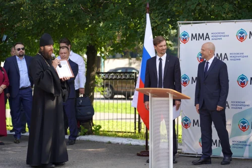 Иерей Иоанн Янушек посетил торжественную линейку Московской международной академии