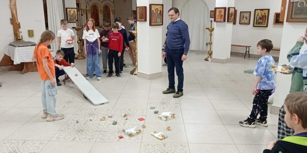 В храме святых равноапостольных Мефодия и Кирилла в Ростокино прошла игротека «Красная горка»