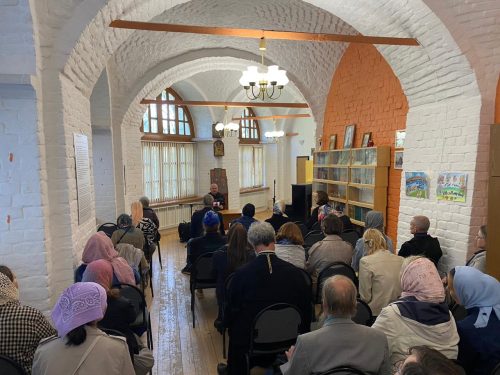В храме Тихвинской иконы Божией в Алексеевском состоялась встреча-лекция с заведующим профессором лабораторией деструктологии МГЛУ Р.А. Силантьевым