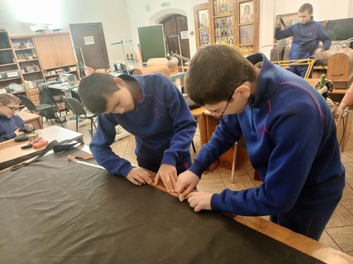 Еженедельно воспитанники Московского суворовского военного училища помогают в мастерских храма преподобного Серафима Саровского в Раеве