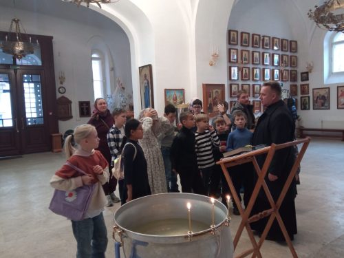 Очередной учебный день в воскресной школе храма Живоначальной Троицы при бывшем приюте Бахрушиных