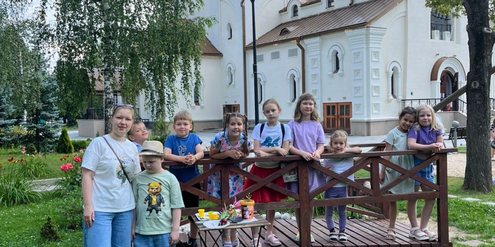 В храме иконы Божией Матери «Неопалимая Купина» в Отрадном прошел урок ботаники для юных слушателей летней школы