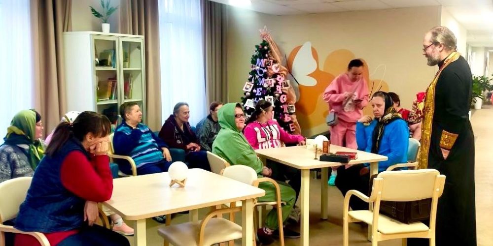 Священник храма святых мучеников Адриана и Наталии в Бабушкине посетил Социальный дом «Ярославский»