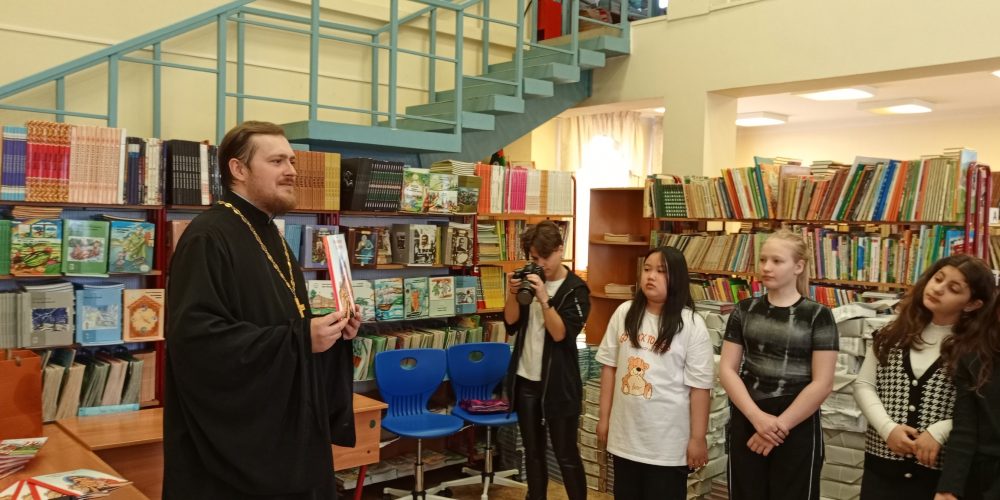 Клирик храма святых равноапостольных Мефодия и Кирилла в Ростокине посетил праздник в школе №1499 имени И.А.Докукина честь славянской письменности