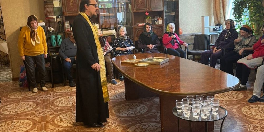 И.о. настоятеля храма иконы Божией Матери «Отрада и Утешение» в Ярославском посетил пансионат для пожилых людей «Домик в лесу»