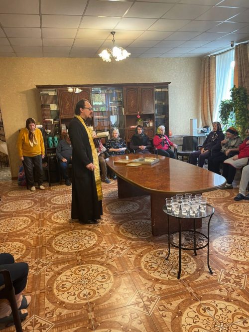 И.о. настоятеля храма иконы Божией Матери «Отрада и Утешение» в Ярославском посетил пансионат для пожилых людей «Домик в лесу»