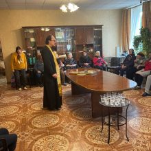 И.о. настоятеля храма иконы Божией Матери «Отрада и Утешение» в Ярославском посетил пансионат для пожилых людей «Домик в лесу»
