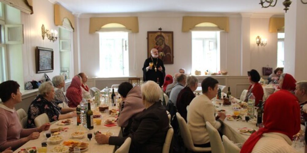 В храме Покрова Пресвятой Богородицы в Медведкове устроили пасхальный праздник для прихожан «серебряного возраста»