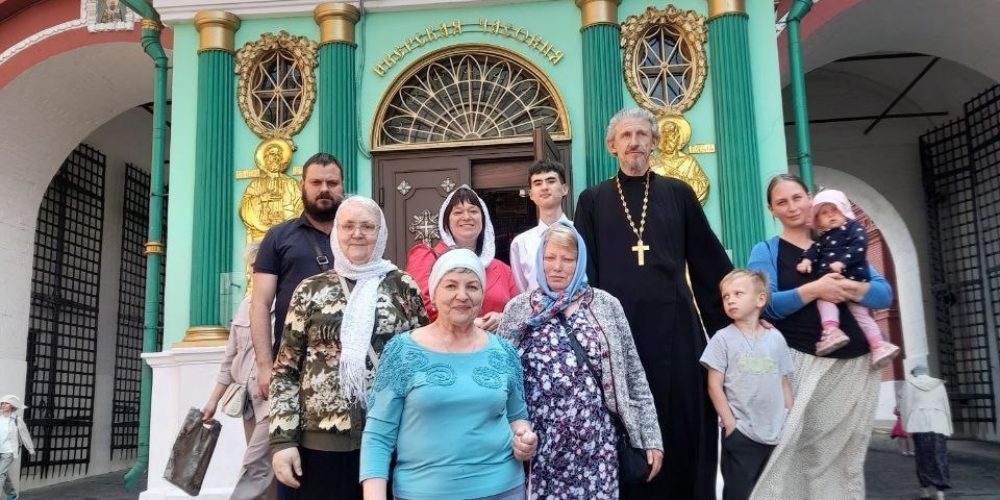 Настоятель храма Усекновения главы Пророка, Предтечи и Крестителя Господня Иоанна в поселке Северный совершил молебен с акафистом в Иверской часовне на Красной площади