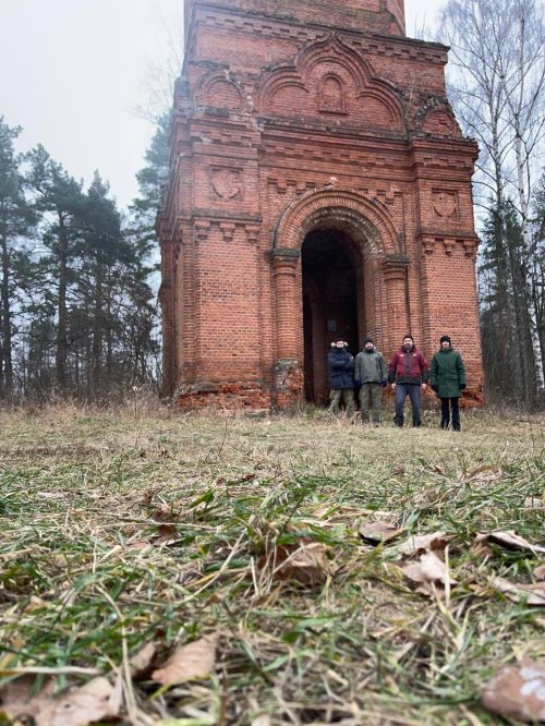 Молодежный актив храма святителя Макария (Невского), митрополита Московского и Коломенского, в Бутырском совершили поездку для расчистки заброшенных храмов Подмосковья