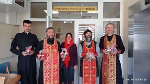 Клирики викариатства поздравили пациентов и сотрудников ГКБ 20 с праздником Пасхи