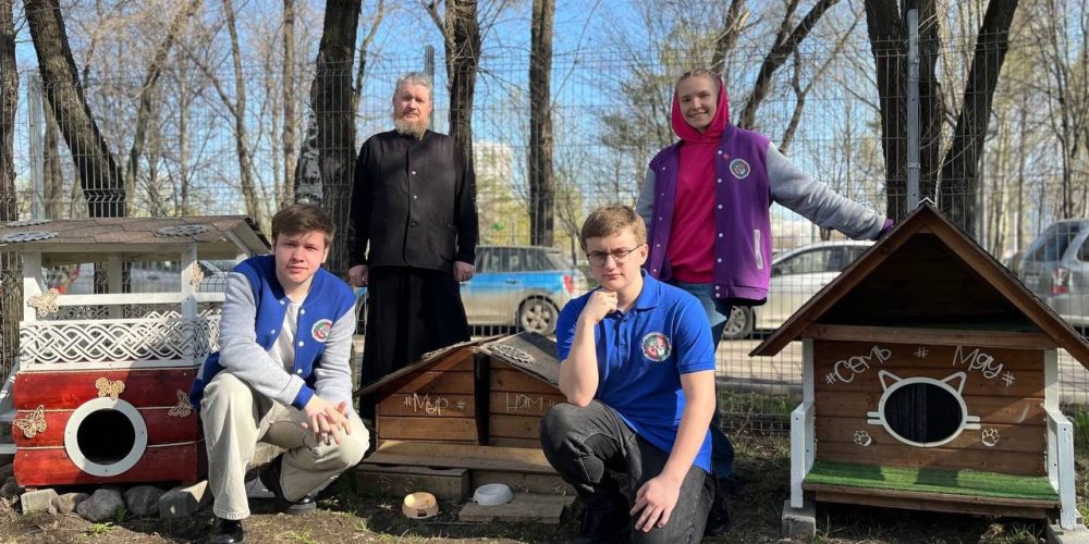 Студенты Политехнического колледжа имени П.А. Овчинникова обновили домики для кошек на территории храма Торжества Православия в Алтуфьево