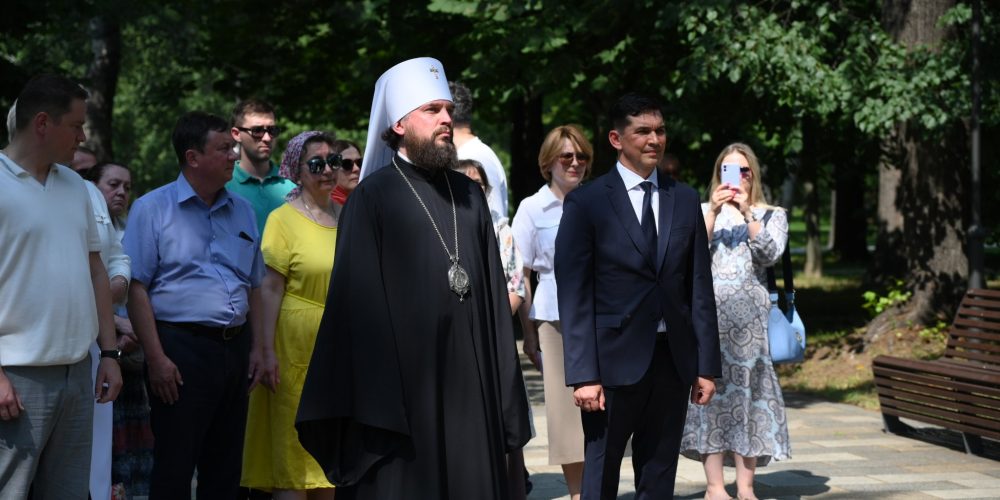 Митрополит Арсений и префект СВАО Сергей Мельников открыли фотовыставку «Жизнь и социальная деятельность новых приходов Северо-Восточного Московского викариатства»