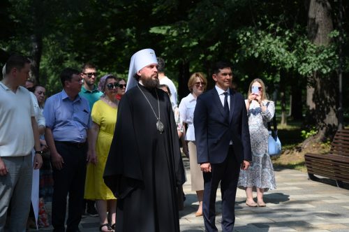 Митрополит Арсений и префект СВАО Сергей Мельников открыли фотовыставку «Жизнь и социальная деятельность новых приходов Северо-Восточного Московского викариатства»
