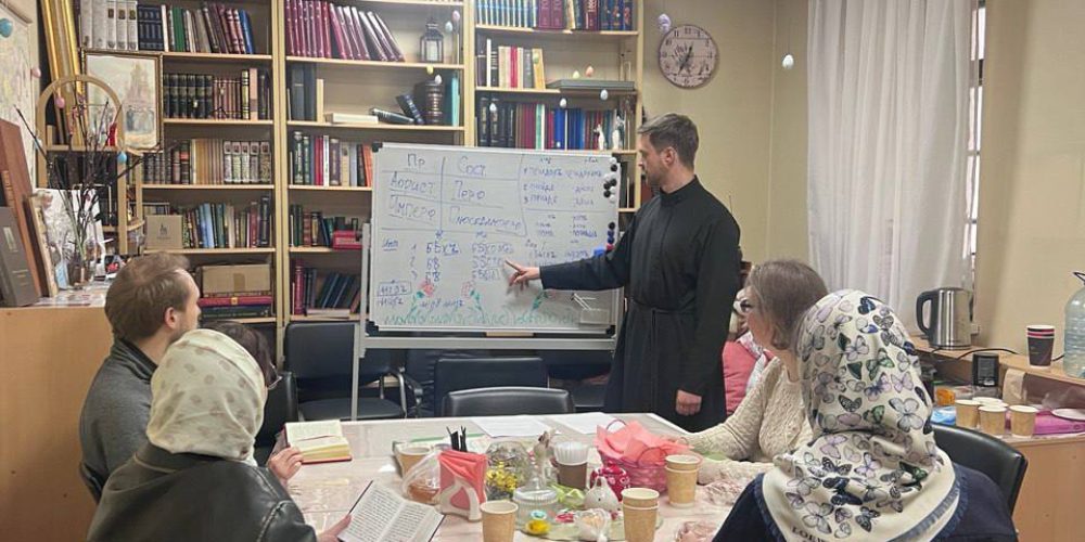 В храме Живоначальной Троицы в Останкино возобновились занятия по церковнославянскому языку