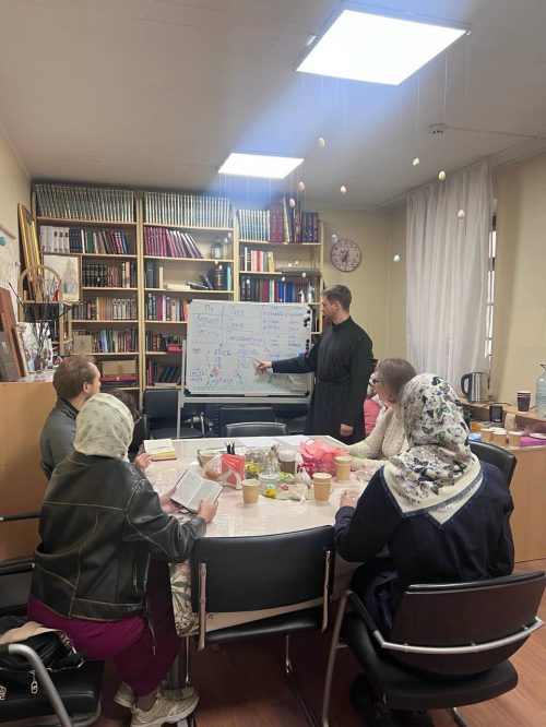 В храме Живоначальной Троицы в Останкино возобновились занятия по церковнославянскому языку