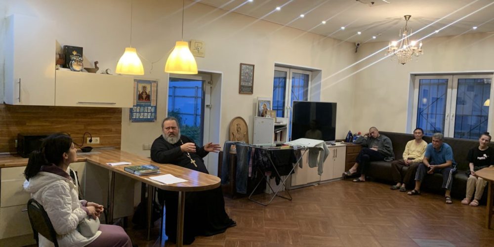 Клирик храма преподобного Сергия Радонежского в Бибиреве посетил подопечных «Дома трудолюбия Ной» в Московской области