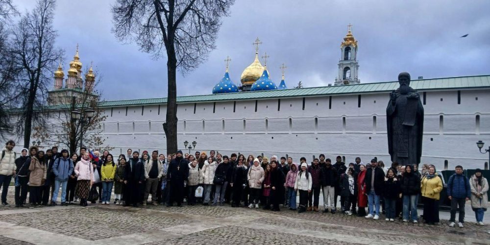 Настоятель храма иконы Божией Матери «Неопалимая Купина» в Отрадном организовал для иностранных студентов поездку в Троице-Сергиеву Лавру