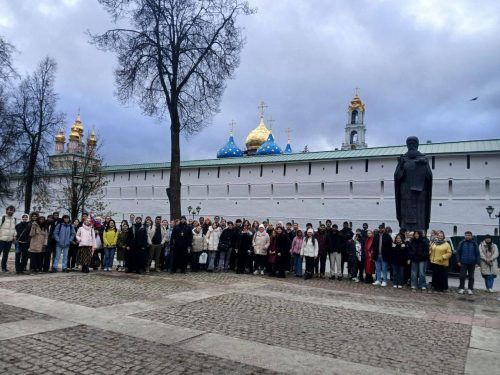 Настоятель храма иконы Божией Матери «Неопалимая Купина» в Отрадном организовал для иностранных студентов поездку в Троице-Сергиеву Лавру