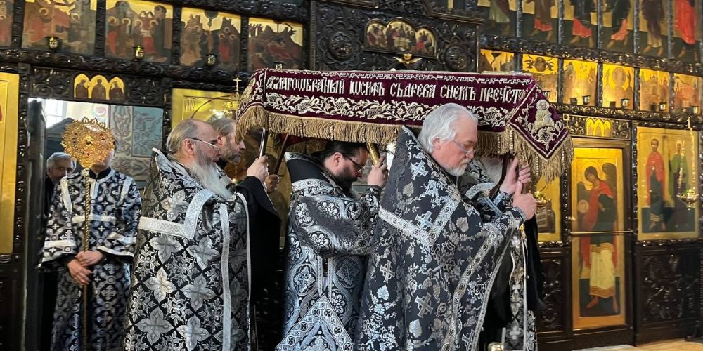 Архиепископ Егорьевский Матфей совершил вечерню с выносом Плащаницы Спасителя в храме святых мучеников Адриана и Наталии в Бабушкине