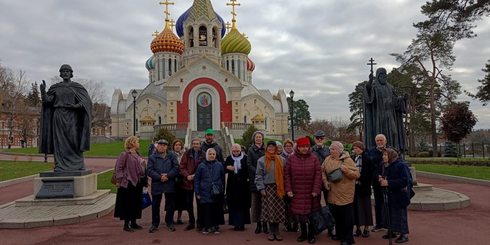 Прихожане храма Живоначальной Троицы в усадьбе Свиблово совершили паломничество в храмы Переделкино