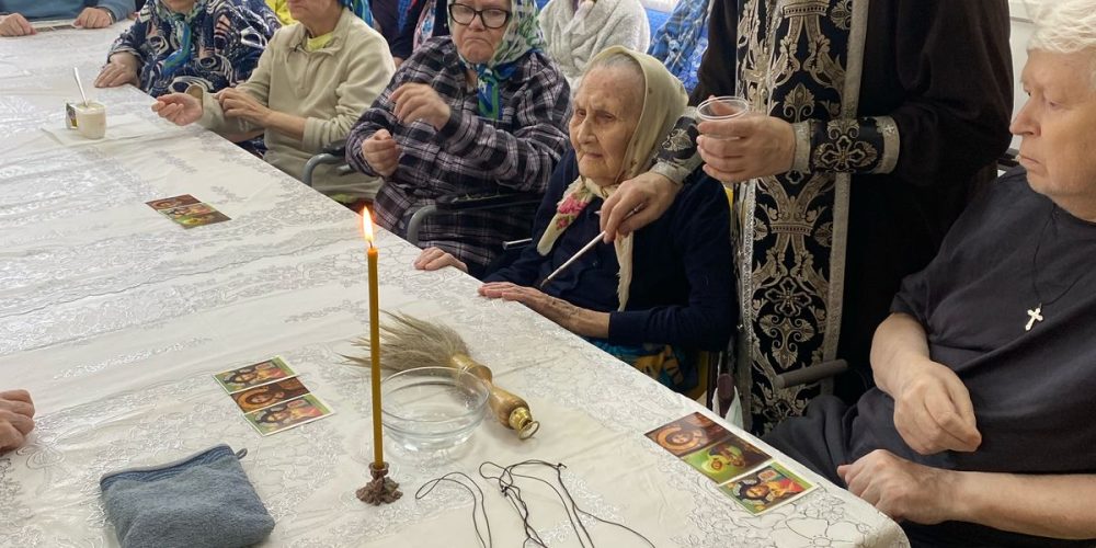 Клирик храма Живоначальной Троицы в Усадьбе Свиблово совершил таинство Соборования в центре для пожилых людей «Вторая молодость»
