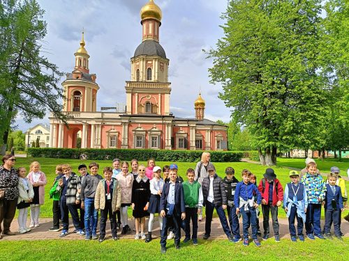 В рамках проекта «Знакомство с усадьбой Свиблово», храм Живоначальной Троицы, Патриаршего подворья в Усадьбе Свиблово г. Москвы, и саму знаменитую Усадьбу посетили дети из общеобразовательного комплекса ГБОУ Школа «Свиблово»