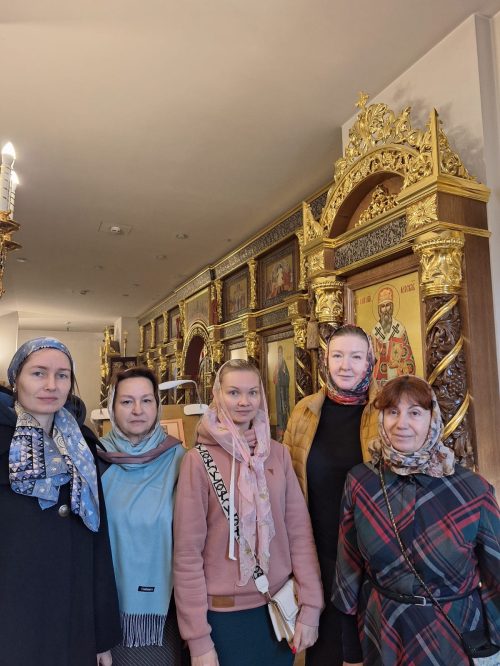 В храме Казанской иконы Божией Матери в Лосиноостровской зазвучал народный хор: прихожане начали петь на субботних Литургиях