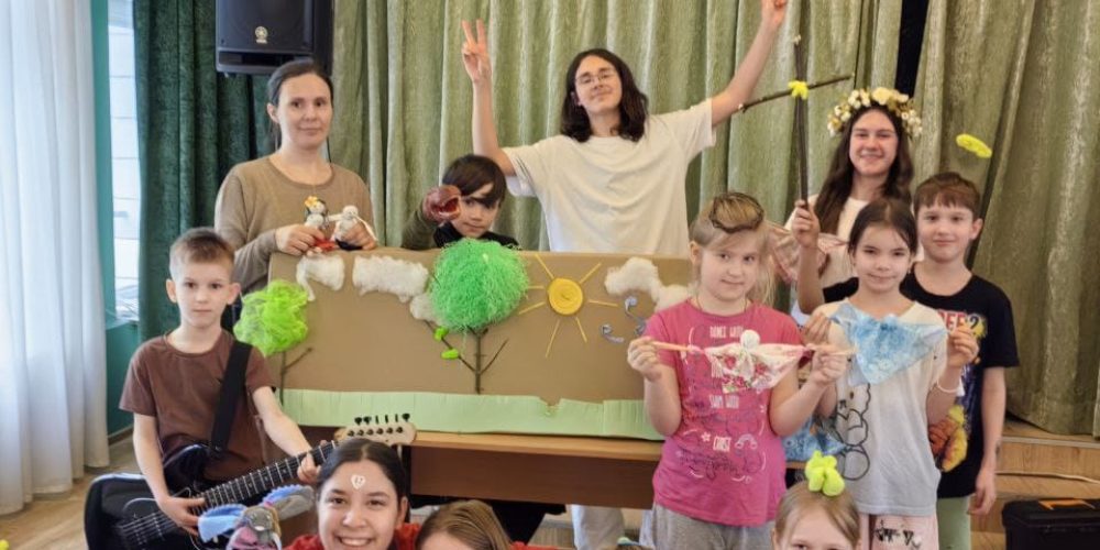 Учащиеся воскресной школы храма святителя Макария (Невского) в Бутырском посетили с пасхальным мастер-классом семейный детский дом ГБУ ЦССВ «Алые паруса»